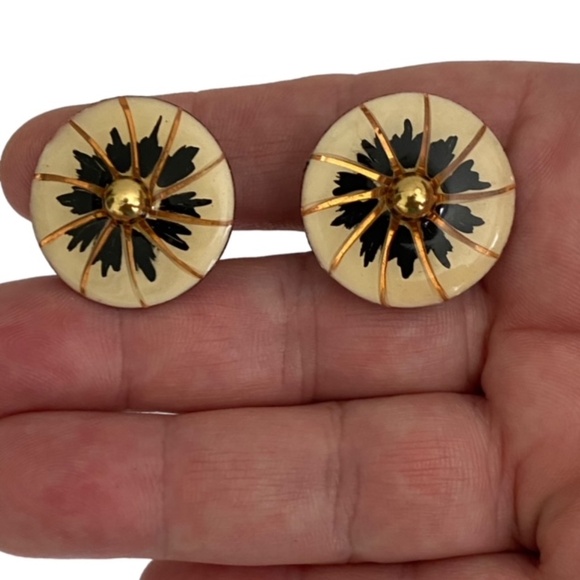 Vintage Enamel Ivory & Black Star Round Clip On Earrings - Picture 2 of 5